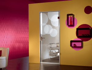 Креативна стая в розово и жълто със стъклена врата