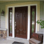 Дървена входна врата със странични стъкла с орнаменти