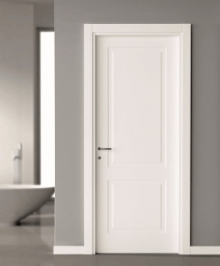 Интериорна врата бяла на сива стена