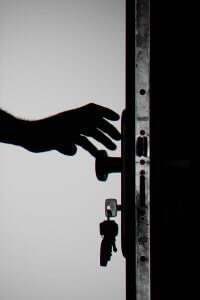 Ръка отваряща входна врата с ключове