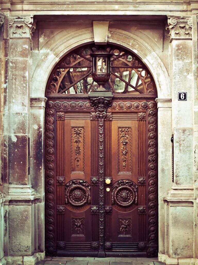 Антична врата с дърворезба