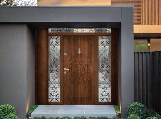 красива кафява входна врата