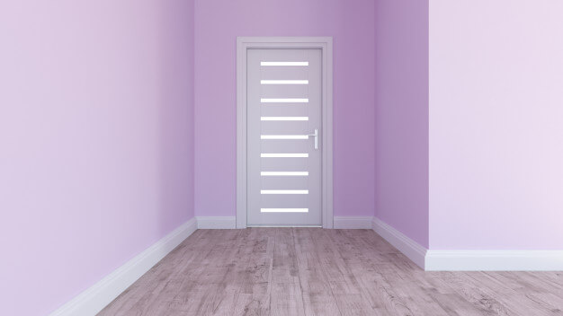 Интериорна врата бяла в стая с лилави стени