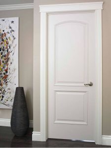 Интериорна бяла врата с фрезовка и картина