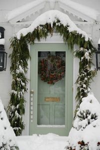 Входна врата покрита със сняг